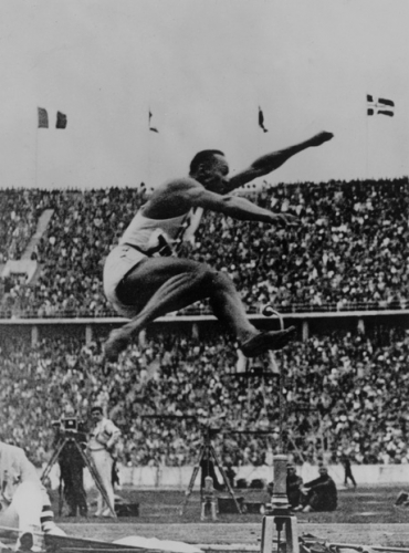 Джесси Оуэнс в финале прыжков в длину на Олимпийских играх 1936 года в Берлине, Fox Photos/Getty Images