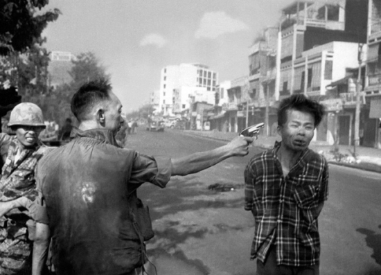 Начальник полиции казнит подозреваемого Вьетконговца, Южный Вьетнам, 1 февраля 1968, Eddie Adams/A.P. Photo