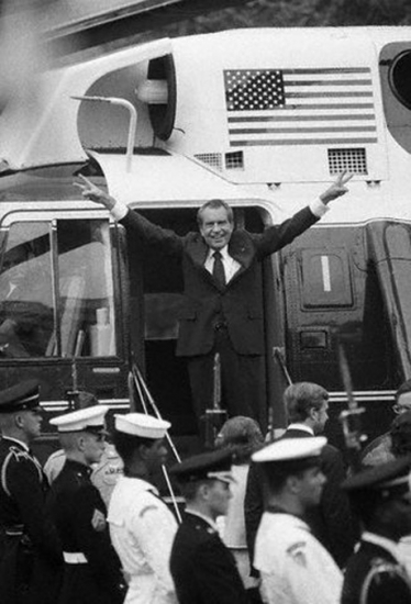 Ричард Никсон после заявления об отставке, 9 августа 1974