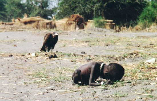 Голод в Судане, март 1993, Kevin Carter/Megan Patricia Carter Trust/Sygma/Corbis