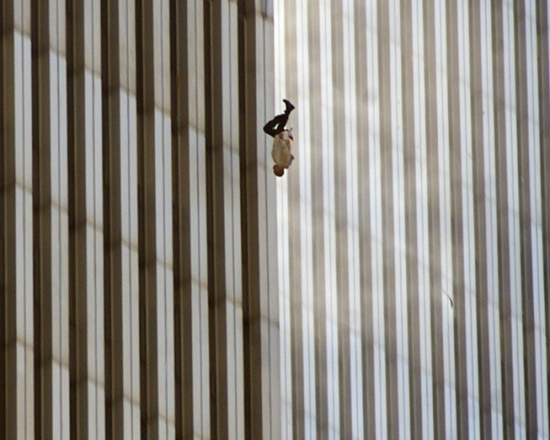 Падающий человек, башня Всемирного Торгового Центра Нью-Йорка, 11 сентября 2001, Richard Drew/A.P. Photo