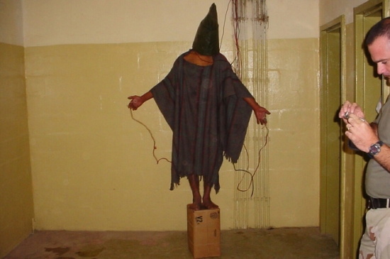 Заключенный тюрьмы Абу-Грейб в Багдаде, Ирак, 2003, A.P. Photo